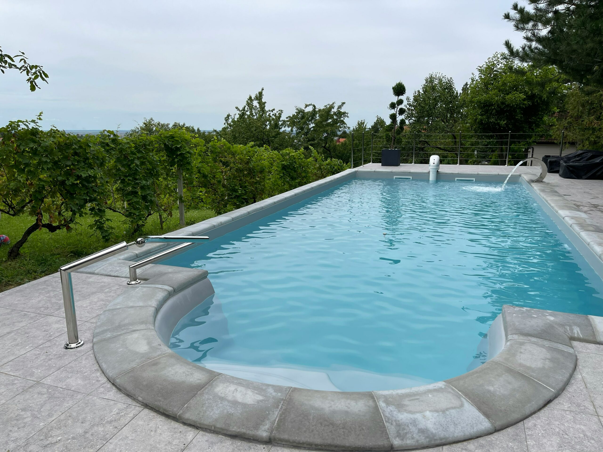 Piscine entourée d’une plage en pierre claire