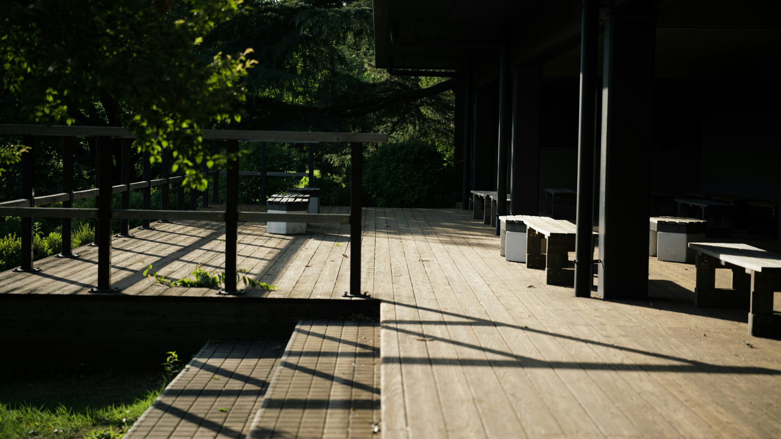 Terrasse extérieure réalisée avec des lames en bois